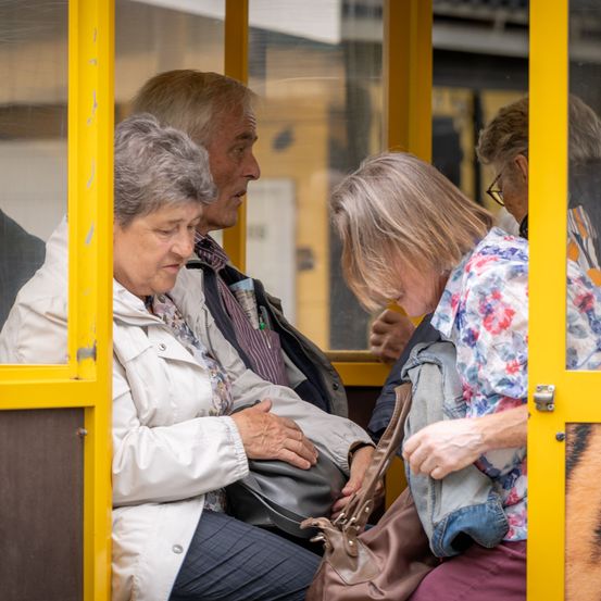 Bild enthält, Adult, Female, Person, Woman, Male, Man, Glasses, Bus, Handbag, Face