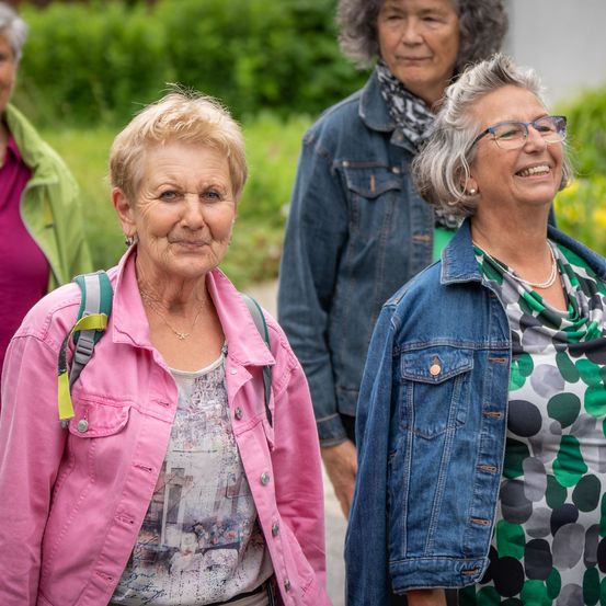 Bild enthält, Pants, Happy, Person, Smile, Coat, Jacket, Jeans, Adult, Female, Woman