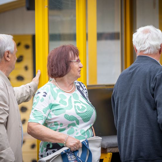 Bild enthält, Adult, Female, Person, Woman, Male, Man, Handbag, Face, Head, Bus