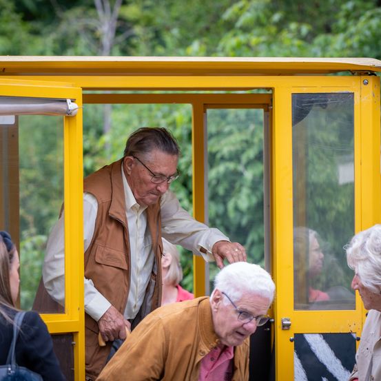 Bild enthält, Adult, Male, Man, Person, Female, Girl, Teen, Woman, Handbag, Face