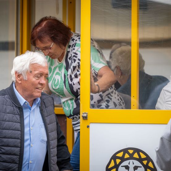 Bild enthält, Adult, Male, Man, Person, Female, Woman, Glasses, Bus, Face, School Bus