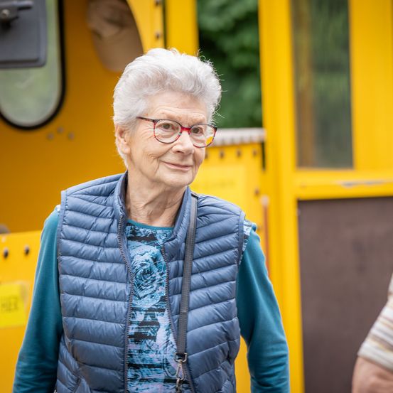 Bild enthält, Face, Head, Person, Smile, Adult, Female, Woman, Jacket, Senior Citizen, Glasses