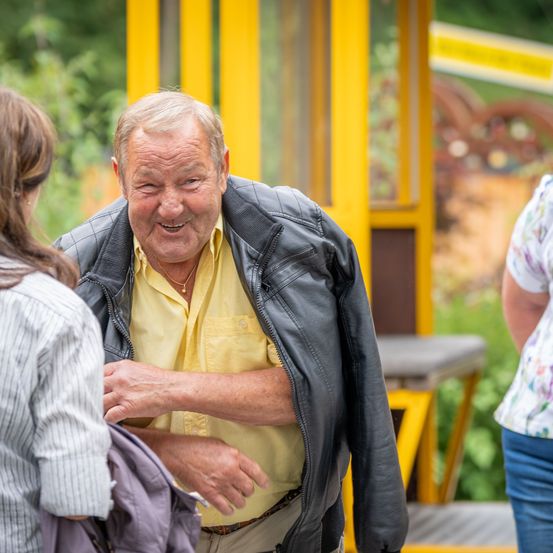 Bild enthält, Person, Adult, Male, Man, Face, Happy, Head, Smile, Coat, Jacket