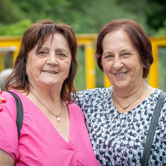 Bild enthält, Blouse, Person, Photography, Portrait, Accessories, Necklace, Smile, Earring, Adult, Woman