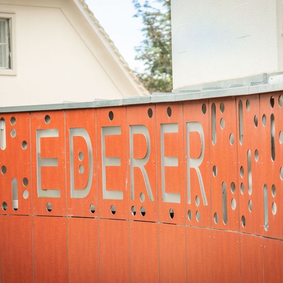 Bild enthält, Plywood, Wood, Indoors, Interior Design, Building, Outdoors, Shelter, Sign, Wall, Text
