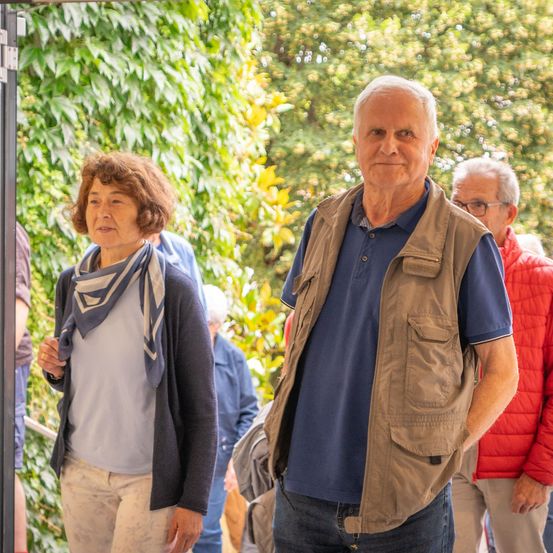 Bild enthält, Coat, Jacket, Pants, Adult, Male, Man, Person, Handbag, Jeans, Long Sleeve