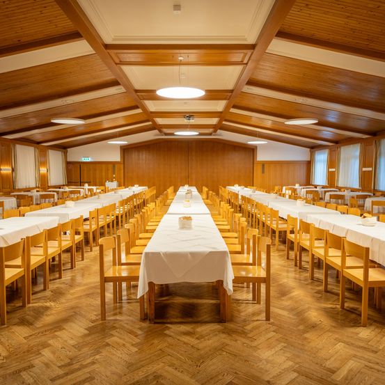 Bild enthält, Indoors, Wood, Floor, Flooring, Building, Hall, Interior Design, Restaurant, Chair, Fun