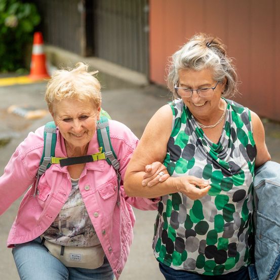 Bild enthält, Pants, Finger, Person, Face, Photography, Portrait, Adult, Female, Woman, Coat