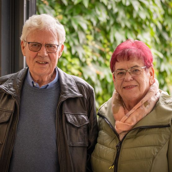 Bild enthält, Coat, Jacket, Adult, Male, Man, Person, Face, Head, Glasses, Portrait