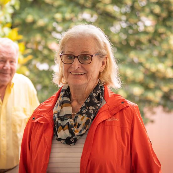 Bild enthält, Happy, Person, Smile, Coat, Adult, Female, Woman, Jacket, Male, Man