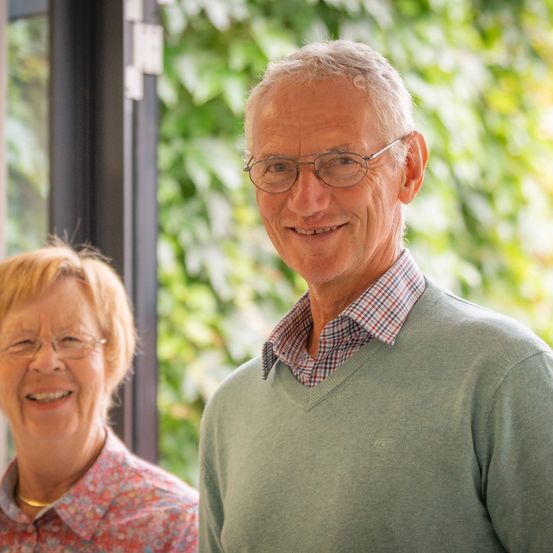 Bild enthält, Face, Happy, Head, Person, Smile, Laughing, Portrait, Adult, Female, Woman