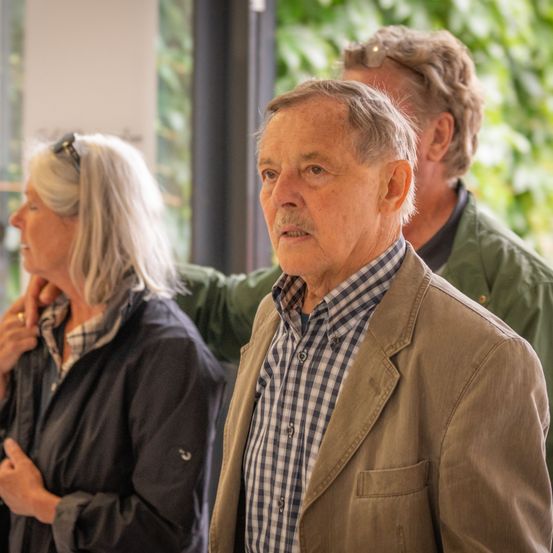 Bild enthält, Coat, Jacket, Adult, Female, Person, Woman, People, Male, Man, Blazer