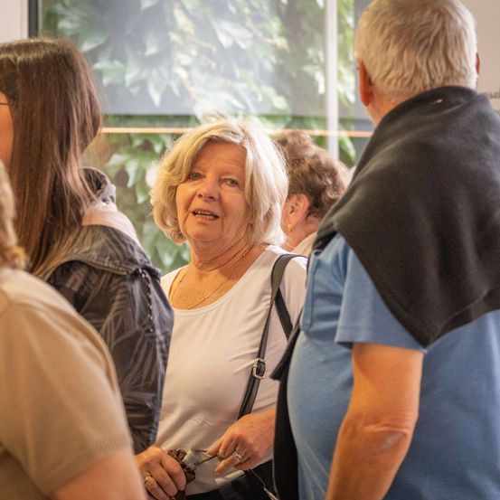 Bild enthält, Adult, Female, Person, Woman, Male, Man, Face, Smile, Suit, People