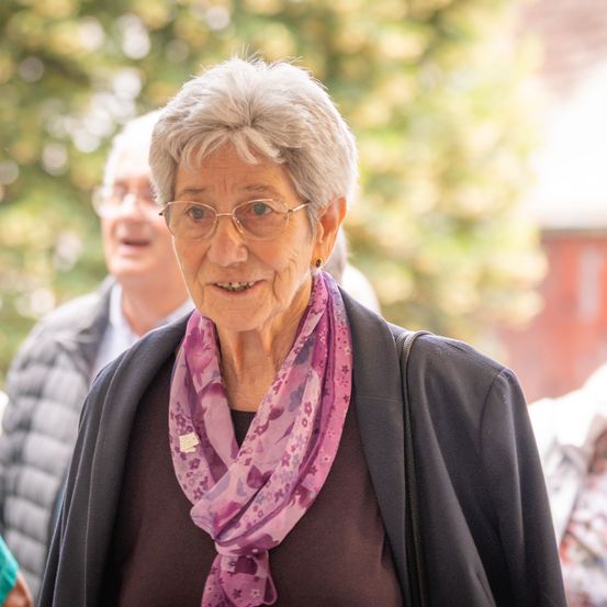 Bild enthält, Face, Head, Person, Smile, Lady, Portrait, People, Adult, Male, Man