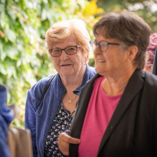 Bild enthält, Coat, Jacket, People, Person, Smile, Adult, Female, Woman, Boy, Child