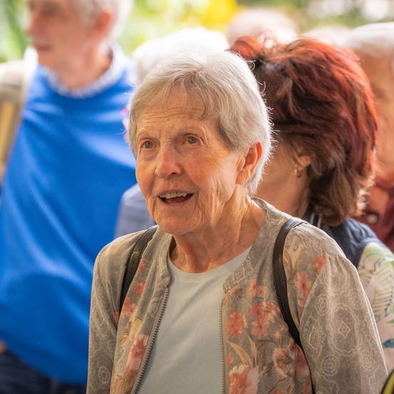 Bild enthält, Adult, Female, Person, Woman, Face, Happy, Head, Smile, Glasses, Portrait