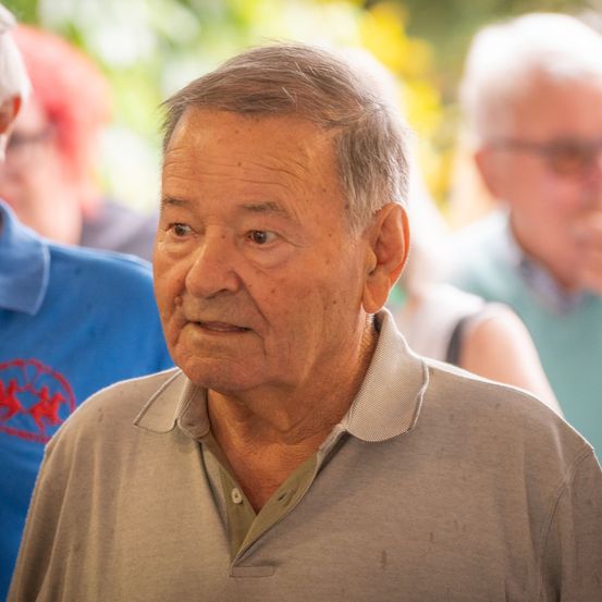 Bild enthält, Face, Head, Person, Portrait, Adult, Male, Man, People, Smile, Glasses