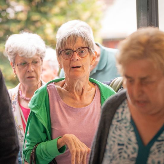 Bild enthält, People, Person, Head, Adult, Female, Woman, Face, Male, Man, Smile
