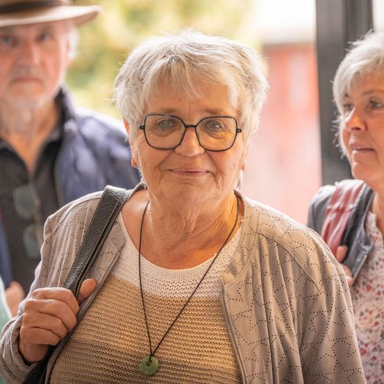 Bild enthält, Head, Person, Smile, Adult, Female, Woman, People, Glasses, Male, Man