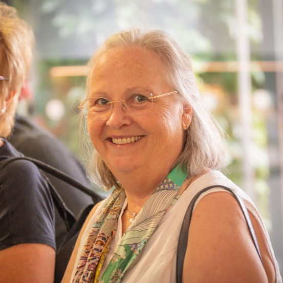 Bild enthält, Glasses, Face, Head, Person, Smile, Adult, Female, Woman, Portrait, Finger