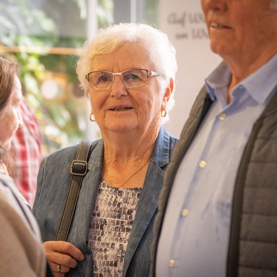 Bild enthält, Person, Smile, People, Adult, Male, Man, Coat, Female, Woman, Jacket