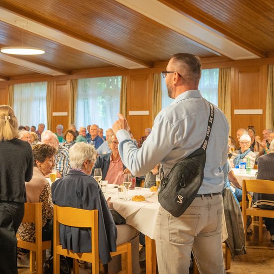 Bild enthält, Cafeteria, Indoors, Restaurant, Adult, Female, Person, Woman, Plywood, People, Man