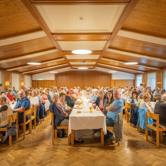Bild enthält, People, Person, Indoors, Hall, Building, Adult, Male, Man, Female, Woman