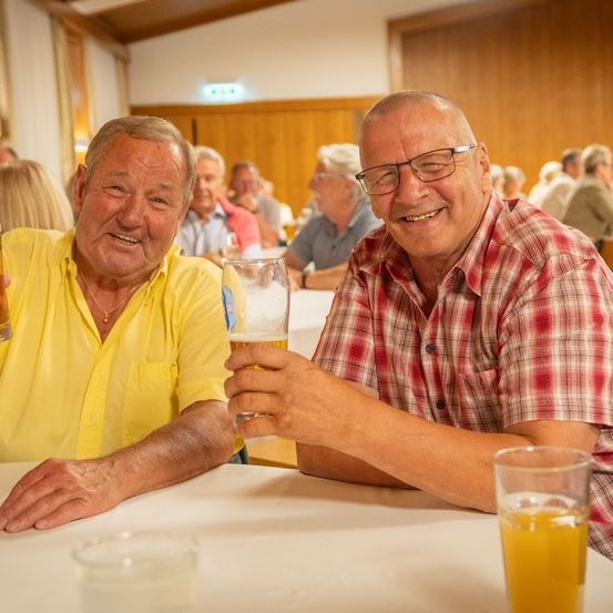 Bild enthält, Glass, Beer, Adult, Male, Man, Person, Face, Beer Glass, Glasses, Lager