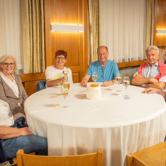 Bild enthält, Dining Room, Dining Table, Table, Adult, Female, Person, Woman, Restaurant, People, Man