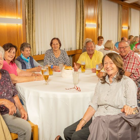 Bild enthält, Linen, Adult, Female, Person, Woman, Restaurant, Male, Man, Dining Table, People