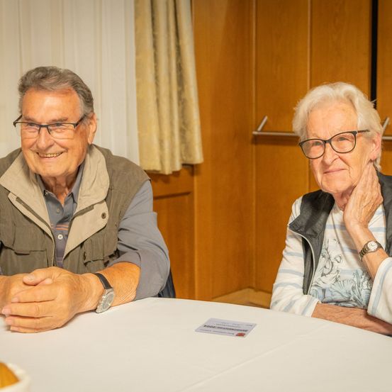 Bild enthält, Adult, Male, Man, Person, People, Plywood, Wood, Face, Glasses, Portrait