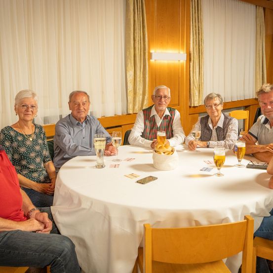 Bild enthält, Dining Room, Dining Table, Table, Adult, Female, Person, Woman, People, Male, Man