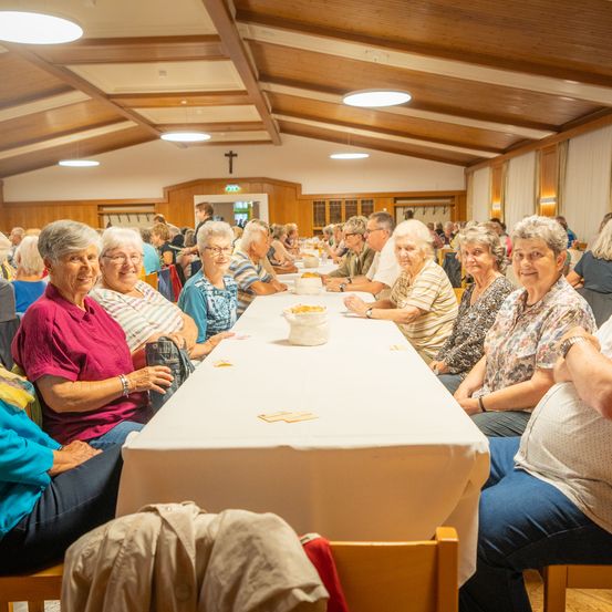 Bild enthält, People, Person, Adult, Female, Woman, Male, Man, Restaurant, Dining Table, Dining Room