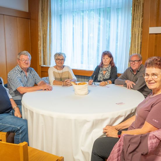 Bild enthält, People, Person, Plywood, Wood, Dining Table, Table, Adult, Female, Woman, Dining Room