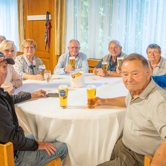 Bild enthält, Dining Table, Table, Dining Room, People, Person, Plywood, Adult, Male, Man, Restaurant