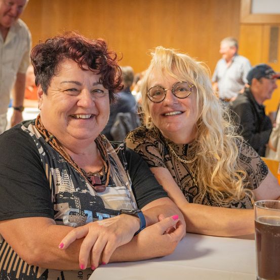 Bild enthält, Adult, Female, Person, Woman, Restaurant, Glass, Wood, Plywood, Beer, Portrait