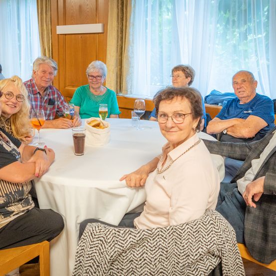 Bild enthält, Dining Table, Table, Dining Room, Plywood, Wood, Adult, Female, Person, Woman, Linen