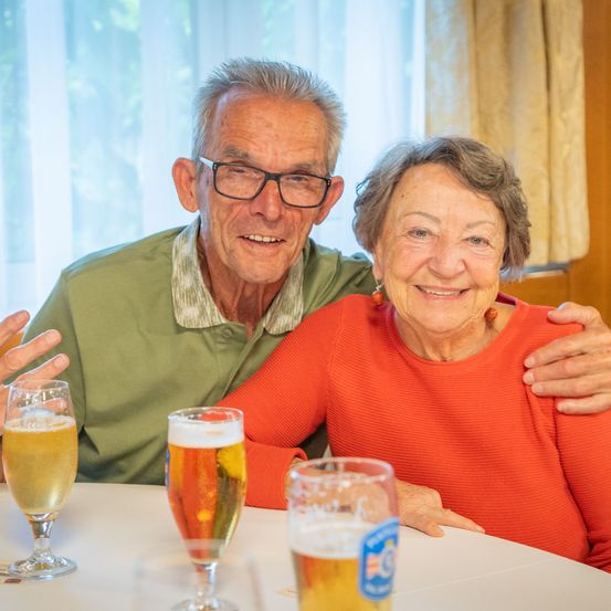 Bild enthält, Glass, Beer, Adult, Female, Person, Woman, Beer Glass, Lager, Finger, Portrait