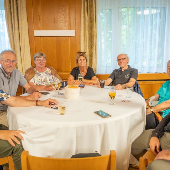 Bild enthält, Dining Table, Table, Dining Room, People, Person, Adult, Female, Woman, Male, Man