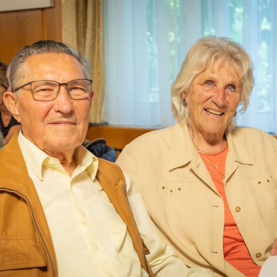 Bild enthält, Plywood, Wood, Coat, Adult, Female, Person, Woman, Shirt, Male, Man