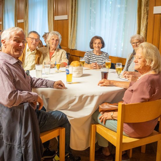 Bild enthält, Restaurant, Plywood, Wood, Adult, Female, Person, Woman, Dining Table, Cafeteria, Dining Room