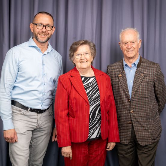 Bild enthält, Blazer, Coat, Jacket, People, Person, Shirt, Adult, Male, Man, Pants