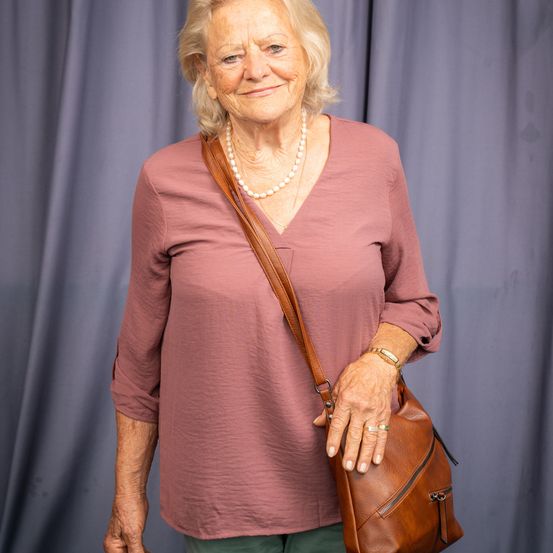 Bild enthält, Accessories, Bag, Handbag, Lady, Person, Purse, Adult, Female, Woman, Face