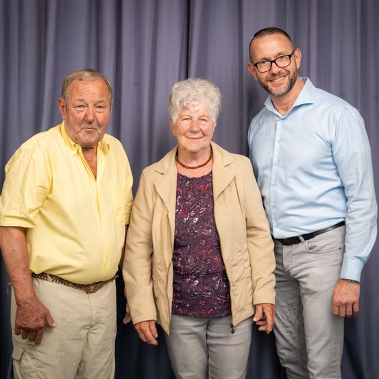 Bild enthält, People, Person, Pants, Blouse, Shirt, Adult, Male, Man, Portrait, Blazer