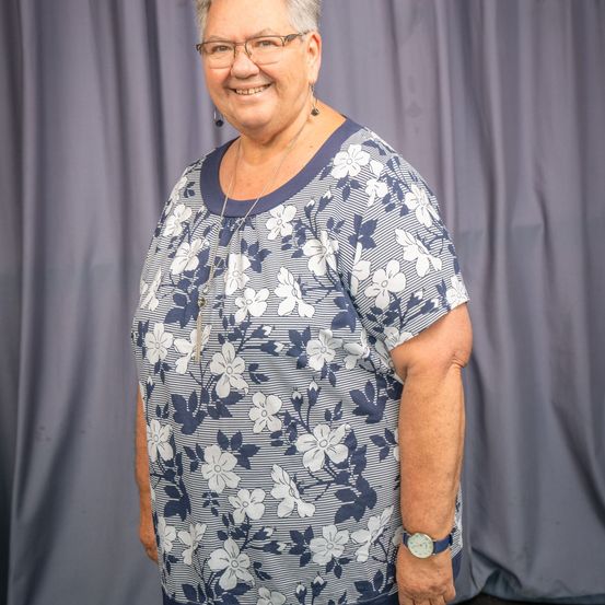 Bild enthält, Blouse, Sleeve, Adult, Male, Man, Person, Jeans, Pants, Face, Portrait