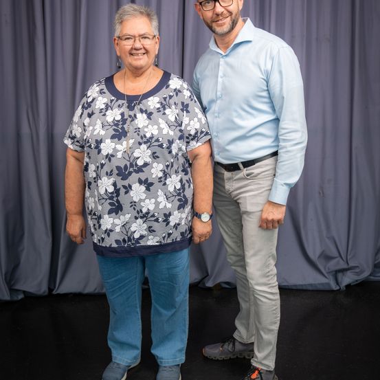 Bild enthält, Pants, Jeans, Adult, Male, Man, Person, Shirt, Shoe, Blouse, Face