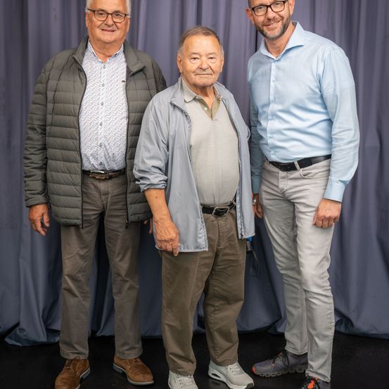 Bild enthält, Groupshot, Person, Shirt, Adult, Male, Man, Pants, People, Coat, Shoe