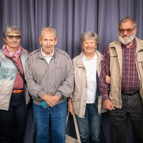 Bild enthält, Pants, People, Person, Coat, Jacket, Jeans, Adult, Male, Man, Woman