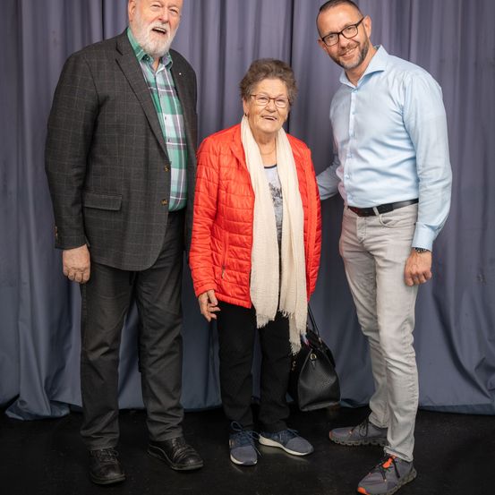 Bild enthält, Blazer, Coat, Jacket, Pants, People, Person, Adult, Male, Man, Shirt