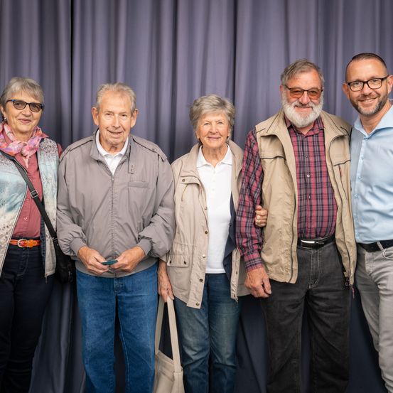 Bild enthält, Pants, People, Person, Jeans, Groupshot, Coat, Jacket, Shirt, Adult, Man